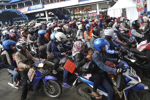 Pemudik Motor Membludak, Polisi Terapkan Contra Flow Menuju Pelabuhan Ciwandan